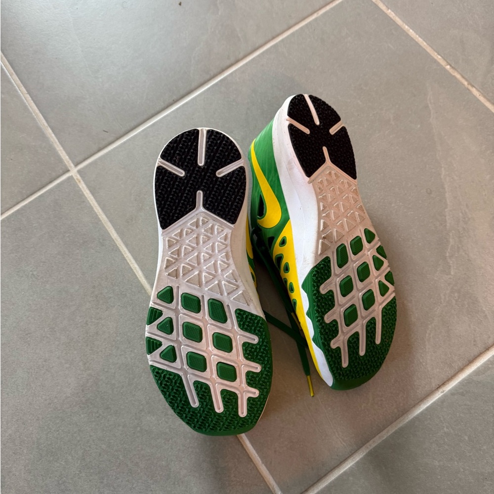 Oregon Ducks Nike Green and Yellow Athletic Shoes - Picture 5 of 5